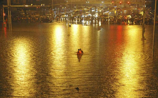 Beijingers survive urban flooding