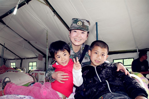 Female soldiers help out in quake-hit Taiping