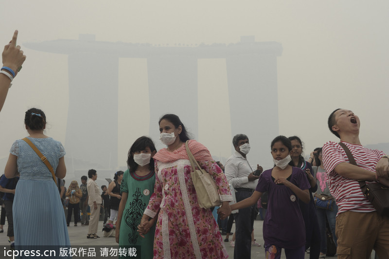 Smog makes colorful world into gray one