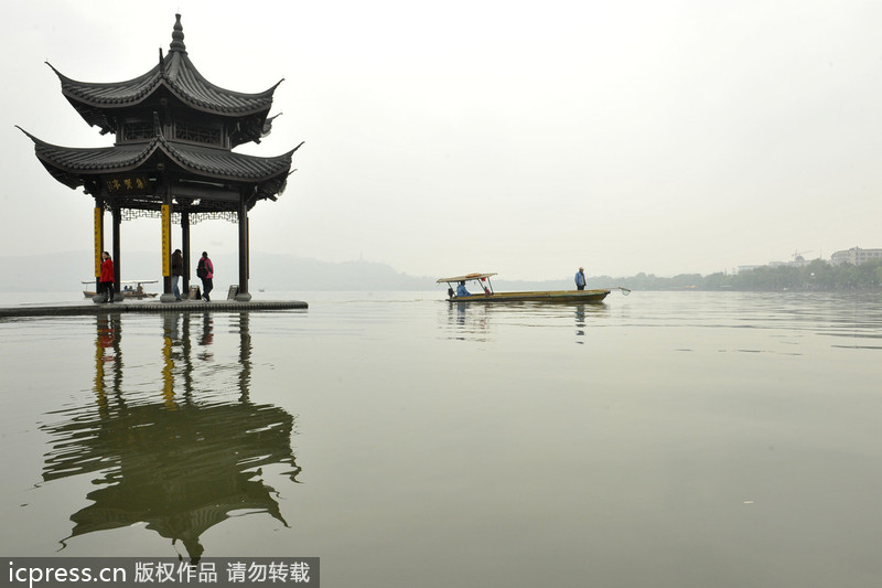 Smog makes colorful world into gray one