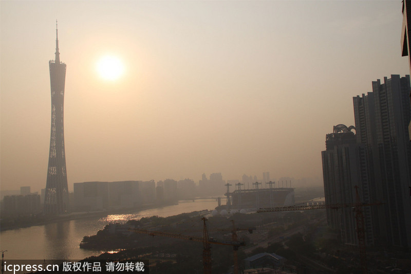 Smog makes colorful world into gray one