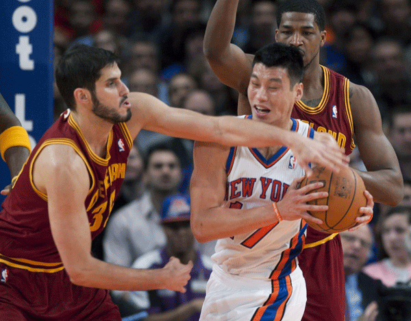 Knicks dig deep to roar past Cavs in second half