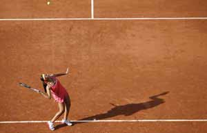 Sharapova makes it back to French Open final