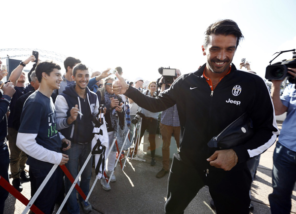 Juventus greeted by 500 fans in Sydney