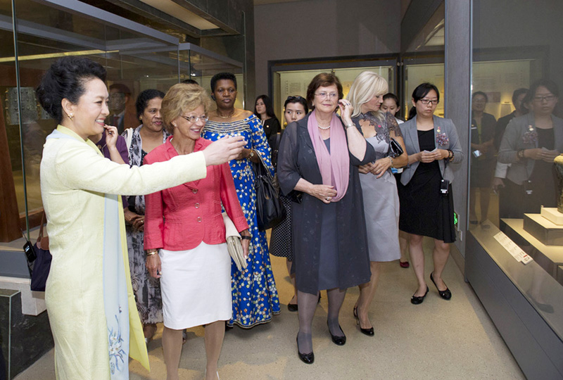 Peng Liyuan tours Nanjing Museum with wives of foreign leaders