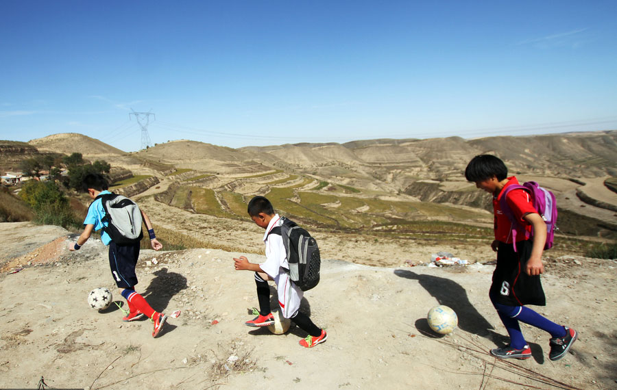 Kids from Gansu get soccer training by Arsenal in UK