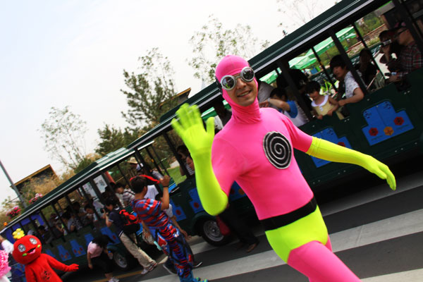 Horticultural Expo Amuses Holiday Visitors