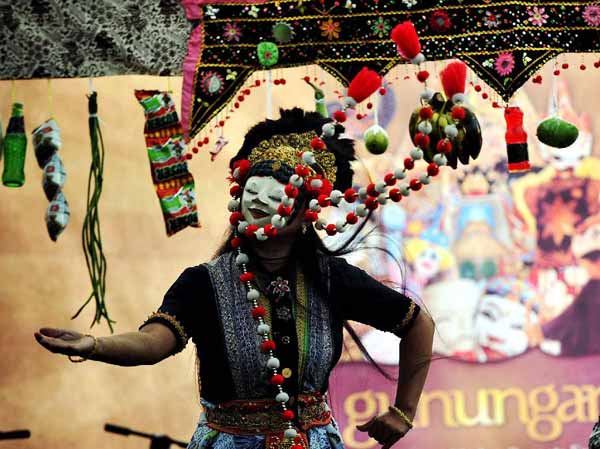 Artists perform in Int'l Mask and Puppet Festival in Indonesia