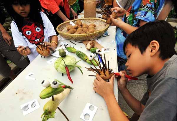 Artists perform in Int'l Mask and Puppet Festival in Indonesia