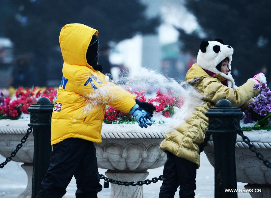 Temperature rise in Harbin brings more winter fun