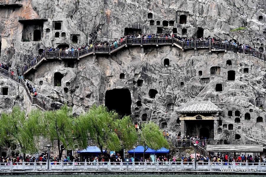 Longmen Grottoes crammed with visitors