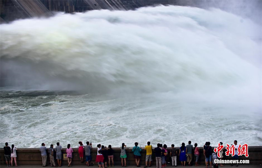 Spectacular waterfall at Xiaolangdi Reservoir