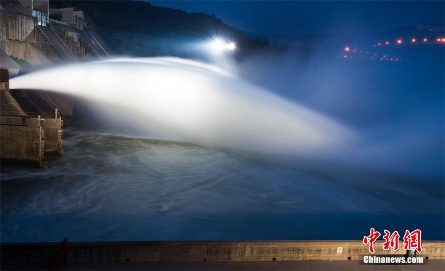 Spectacular waterfall at Xiaolangdi Reservoir