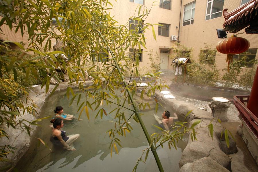 People enjoy hot spring in Hebei