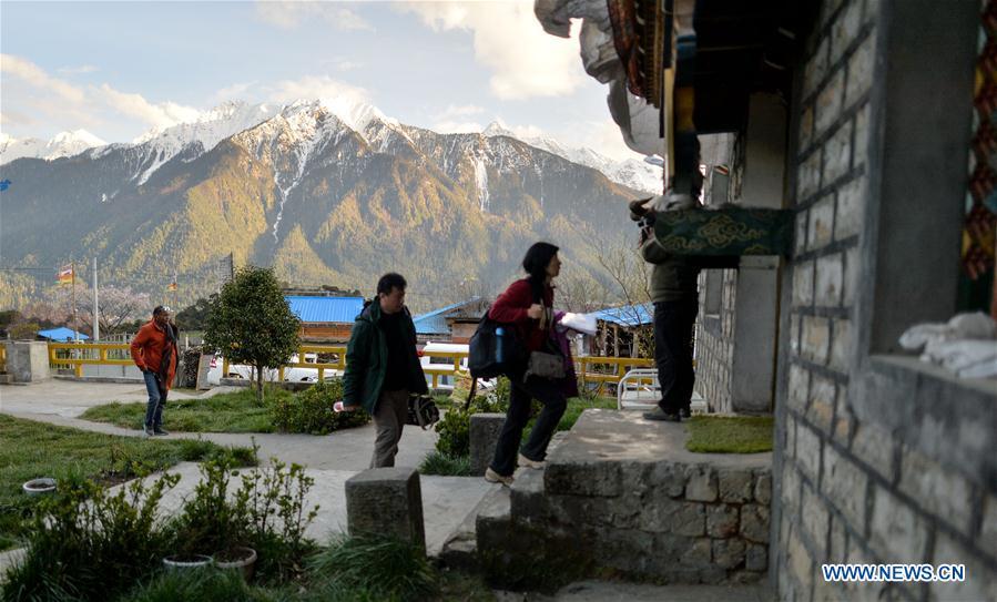 Family inns attract tourists in Tibet