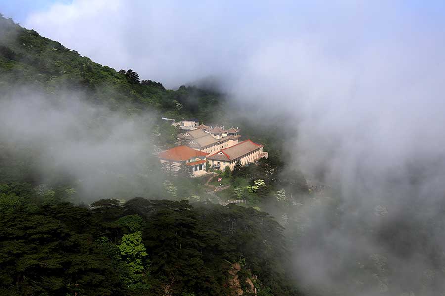 The ethereal clouds of Mount Huangshan