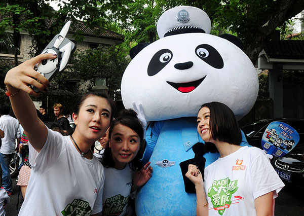 Curious tourists flock to Hangzhou