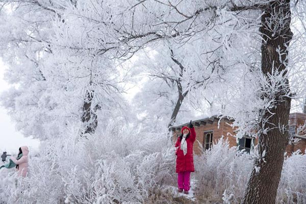 Tourists enjoy fairytale-like Wusong Island