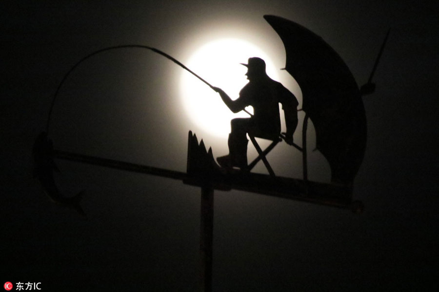 Stunning supermoon lights up the sky in China