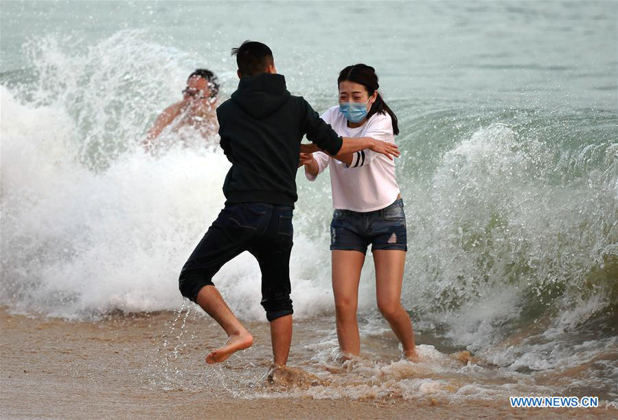 Tourists embrace upcoming New Year in S China