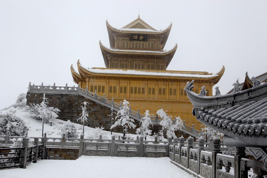 White snow turns Emei Mountain into a winter fairyland