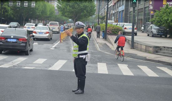 Traffic policeman hailed a hero for saving cars from deep sinkhole