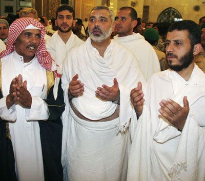 Palestinian Prime Minister Ismail Haniyeh (C) prays inside the Grand Mosque during the haj in Mecca December 28, 2006. [Reuters]