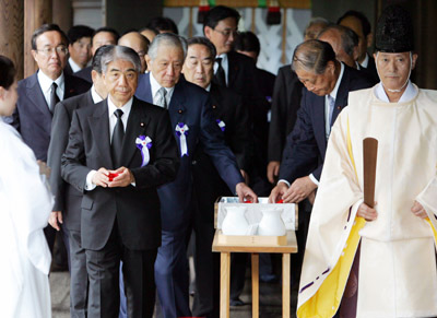 Japanese leader snubs critics, prays at war shrine