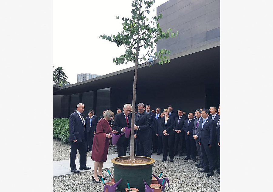 Czech President pays respects to victims of Nanjing Massacre