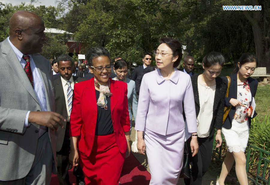 Premier Li's wife visits Addis Ababa University in Ethiopia