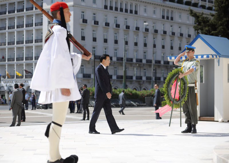 Premier Li lays wreath on tomb of unknown soldiers in Athens