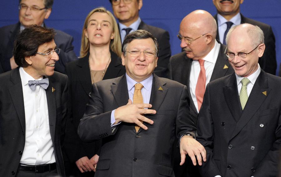 World leaders pose for 'family photo' at 2014 Nuclear Security Summit