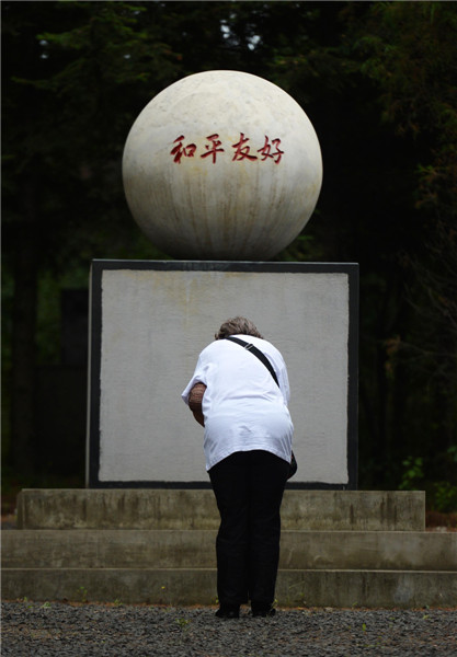 Japanese war orphans visit graves of adoptive Chinese parents