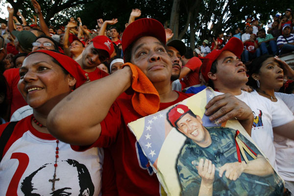 Chavez gets hero's welcome after cancer surgery