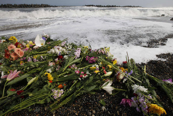 Japan holds memorial service for quake victims