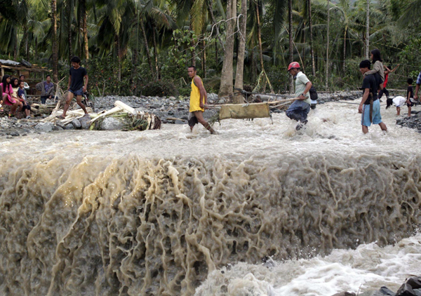 Typhoon Bopha kills at least 325 in Philippine