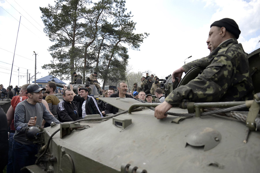 Ukrainian servicemen blocked by local residents in Kramatorsk