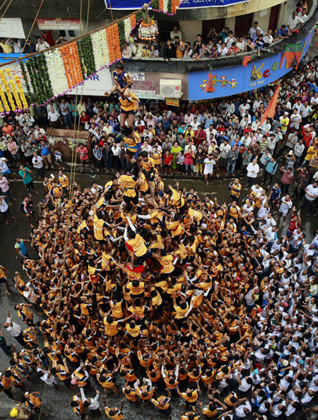 Human pyramid devoted to Hindu god in Mumbai