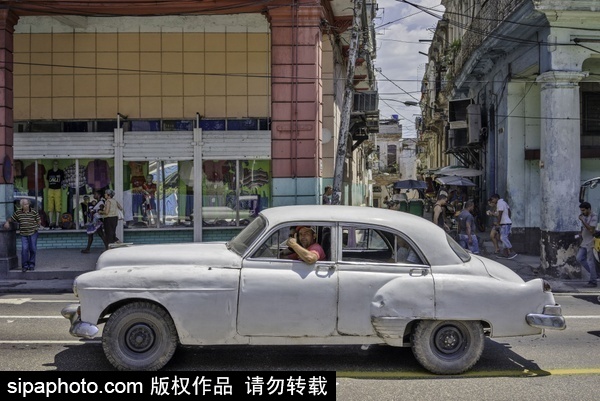 Photographer documents classic American cars in Cuba