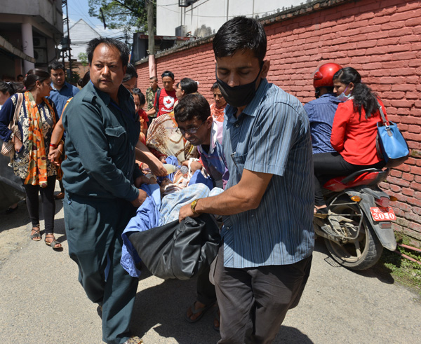 Fresh earthquake kills scores in Nepal and India