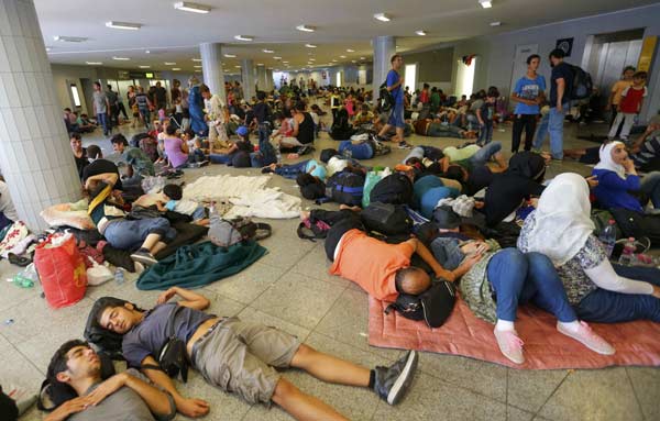 Migrant chaos at Budapest train station