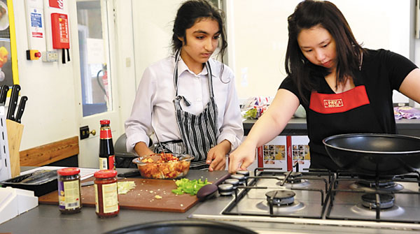 UK pupils warm to cooking healthy Chinese food