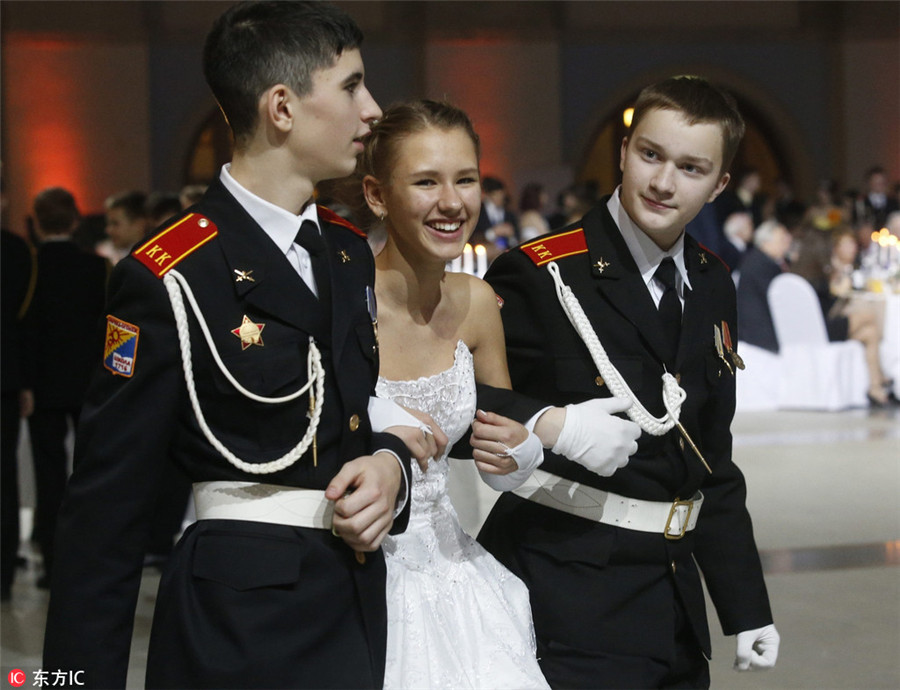 Smart men, beautiful girls, royal setting in Kremlin