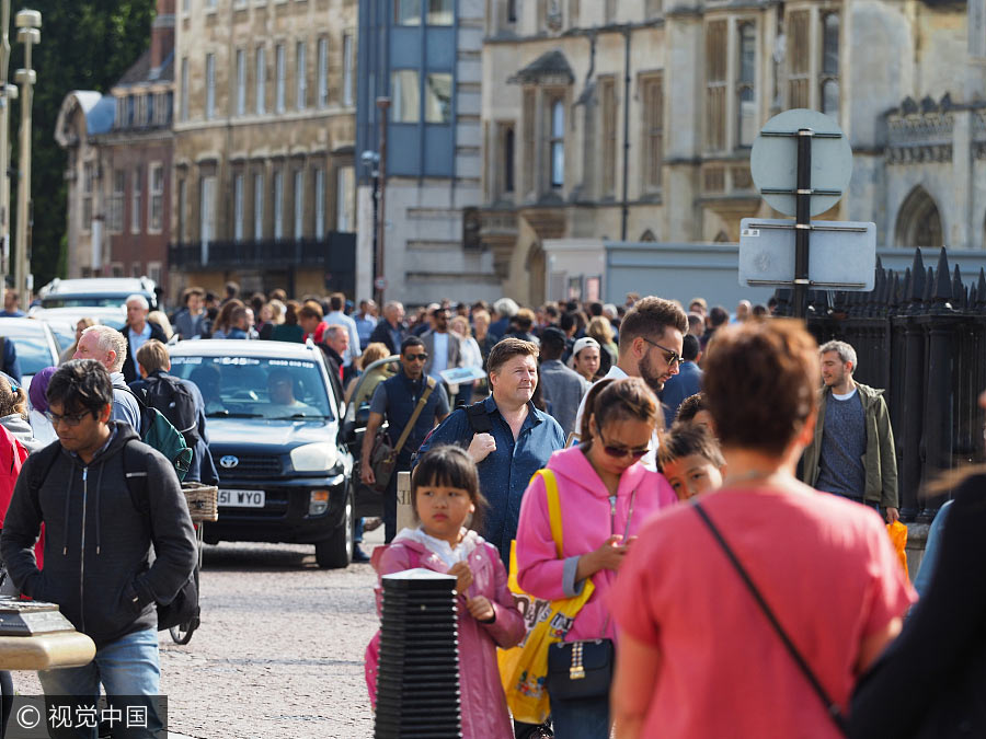 Chinese tourists joins crowd at Cambridge