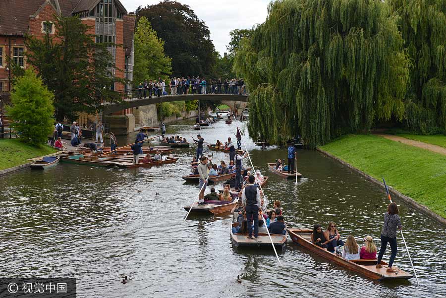 Chinese tourists joins crowd at Cambridge