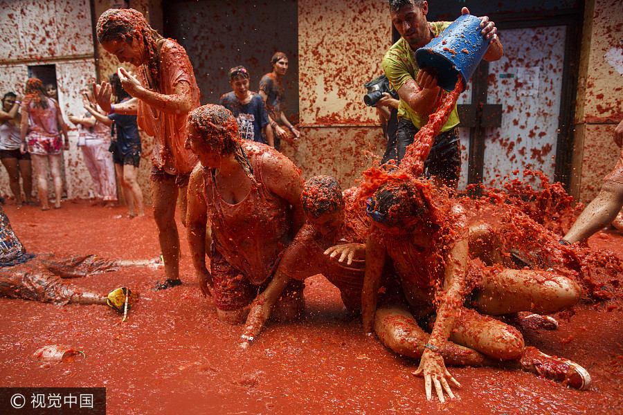 Revelers hurl 150 tons of tomatoes in Spanish festival