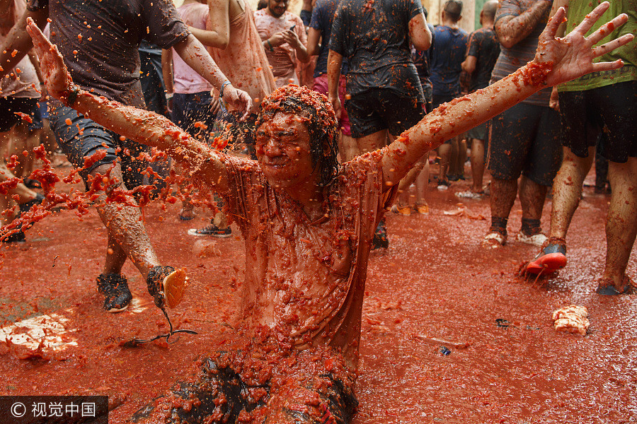 Revelers hurl 150 tons of tomatoes in Spanish festival