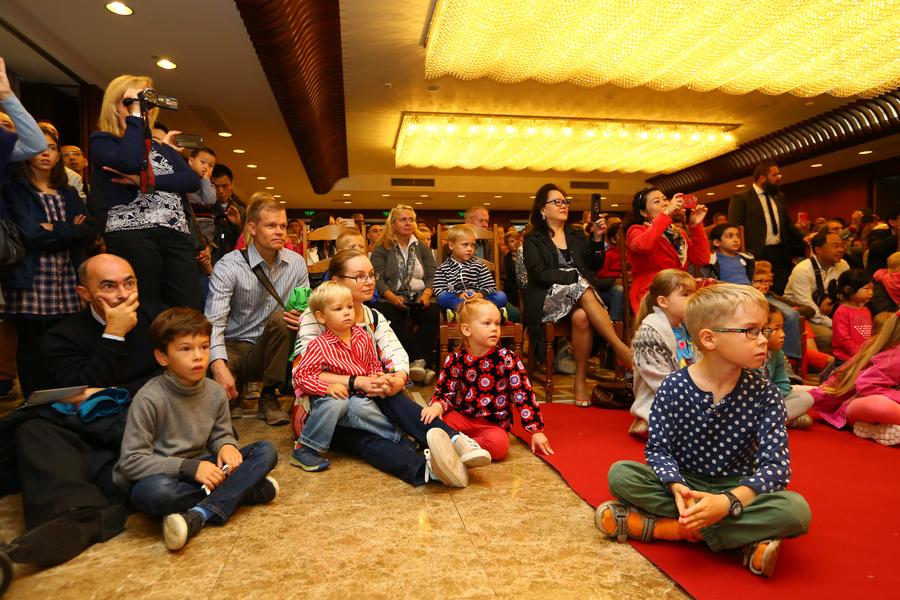 Performers show on Chinese open house day in Brussels