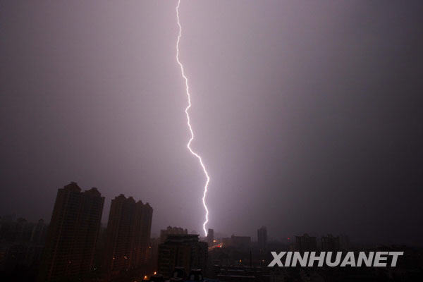 暴雨過后 街道成澤國[組圖]