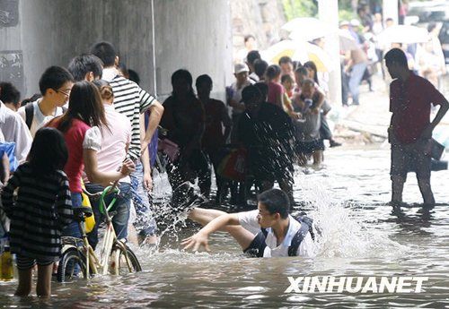 南方十省區(qū)遭遇今年入汛以來最大暴雨襲擊(組圖)